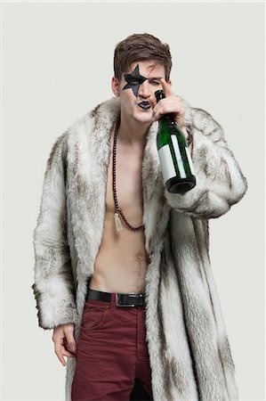 Portrait de jeune homme avec une bouteille de bière sur fond gris Photographie de stock - Premium Libres de Droits, Code: 693-06380063