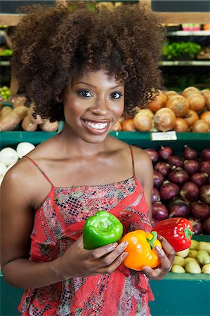 palm desert - African American woman holding bell peppers at supermarket Foto de stock - Sin royalties Premium, Código: 693-06403168