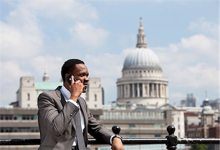 saint paul - Portrait d'homme d'affaires américain parlait au téléphone cellulaire à Londres Photographie de stock - Premium Libres de Droits, Code: 693-06403160