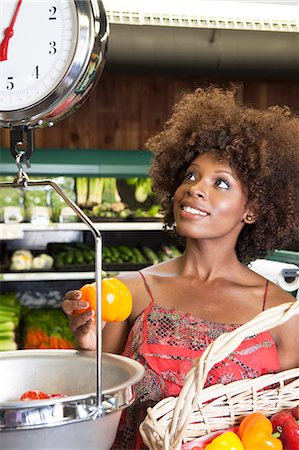 palm desert - African American woman weighing bell peppers on scale at supermarket Foto de stock - Sin royalties Premium, Código: 693-06403163