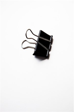 fermaglio per fogli - Single binder clip over white background Fotografie stock - Premium Royalty-Free, Codice: 693-06403350