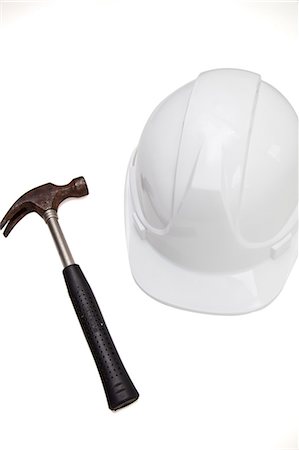 schutzhelm - Hammer und hart vor weißem Hintergrund Stockbilder - Premium RF Lizenzfrei, Bildnummer: 693-06403380