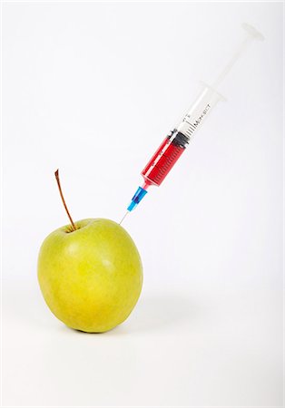 Granny smith apple being injected over white background Foto de stock - Sin royalties Premium, Código: 693-06403391