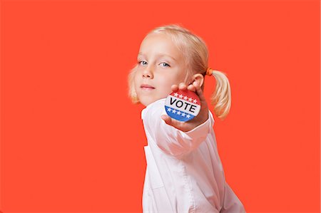 pin's - Portrait d'un insigne de vote jeune fille montrant sur fond rose Photographie de stock - Premium Libres de Droits, Code: 693-06403590