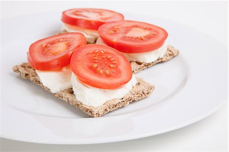 flat bread - Crispbreads with tomato slices and cheese Foto de stock - Sin royalties Premium, Código: 693-06497594