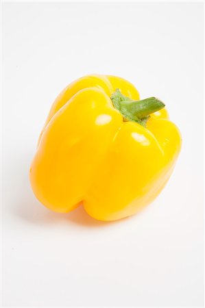 piment (poivron) - Close-up of yellow bell pepper over white background Photographie de stock - Premium Libres de Droits, Code: 693-06497591