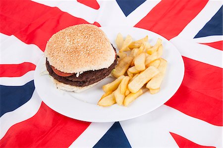simsearch:693-06497614,k - Close-up of hamburger and chips over British flag Photographie de stock - Premium Libres de Droits, Code: 693-06497617