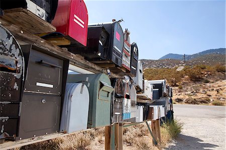 palm desert - Rows of mailboxes by dusty road Foto de stock - Sin royalties Premium, Código: 693-06667809