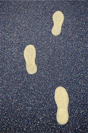Yellow footsteps drawn in playground rubber flooring Photographie de stock - Premium Libres de Droits, Code: 693-06667850