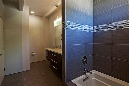 shower in a bathroom not people - Empty bathroom of luxury house Foto de stock - Sin royalties Premium, Código: 693-06667887