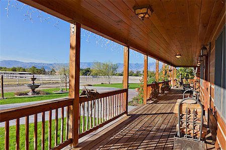 Ranch porch overlooking horse stables Photographie de stock - Premium Libres de Droits, Code: 693-06667891