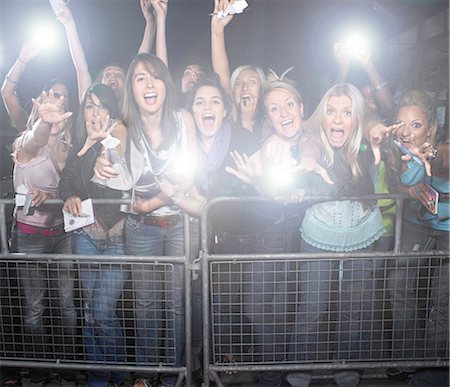 Crowd of young female fans screaming and cheering at concert Foto de stock - Sin royalties Premium, Código: 693-06668050