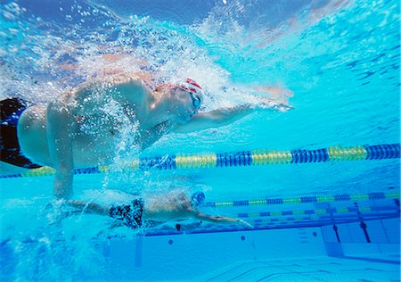 simsearch:693-06668092,k - Underwater shot of three male athletes in swimming competition Photographie de stock - Premium Libres de Droits, Code: 693-06668109