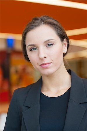 freundlich - Contemplative businesswoman looking at camera Photographie de stock - Premium Libres de Droits, Code: 693-06967339