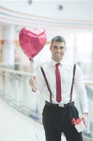 simsearch:693-06967328,k - Businessman holding heart shaped balloon and present Stockbilder - Premium RF Lizenzfrei, Bildnummer: 693-06967350