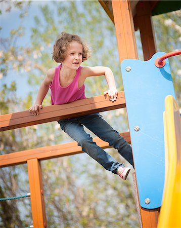 subiendo - Young girl climbing on childrens playground Foto de stock - Sin royalties Premium, Código: 693-06967450