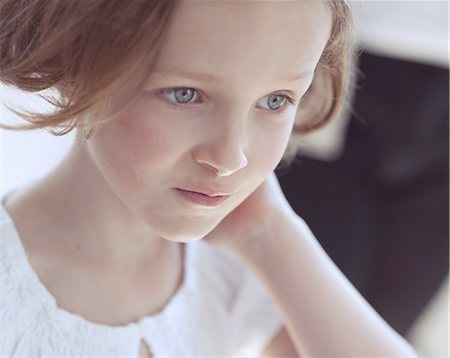 Close-up portrait of young girl looking away from camera Photographie de stock - Premium Libres de Droits, Code: 693-06967466