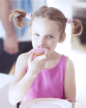 Young girl eating cake in kitchen Foto de stock - Sin royalties Premium, Código: 693-06967463