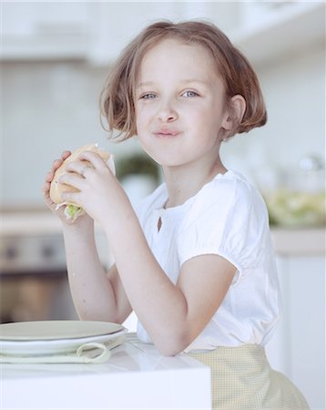 Beautiful Young Girl eating sandwich Foto de stock - Sin royalties Premium, Código: 693-06967474