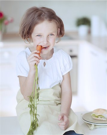 simsearch:693-06121336,k - Young girl eating carrot Photographie de stock - Premium Libres de Droits, Code: 693-06967476