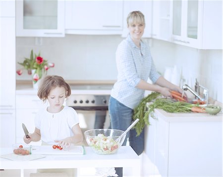 Mother and Daughter (8-9) preparing healthy meal in kitchen Foto de stock - Sin royalties Premium, Código: 693-06967470