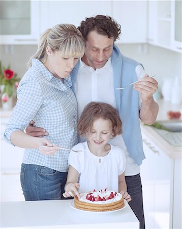 simsearch:693-06021547,k - Family preparing healthy meal in kitchen Foto de stock - Royalty Free Premium, Número: 693-06967485