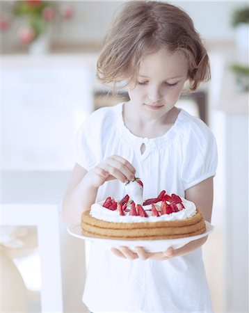 Young girl with cake and strawberries Foto de stock - Sin royalties Premium, Código: 693-06967480