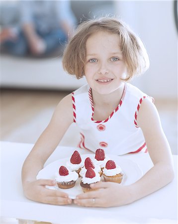 Young girl with plate of cupcakes Foto de stock - Sin royalties Premium, Código: 693-06967495