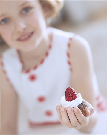 Young girl holding cup cake Stockbilder - Premium RF Lizenzfrei, Bildnummer: 693-06967496