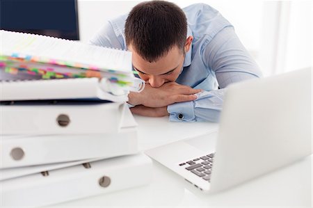 person sleeping at desk - Close-up view of Caucasian businessman asleep at his desk Foto de stock - Sin royalties Premium, Código: 693-07444416