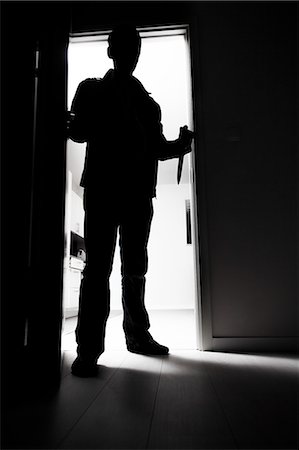 straffälliger - Full-length of thief with knife entering into dark room Stockbilder - Premium RF Lizenzfrei, Bildnummer: 693-07444431