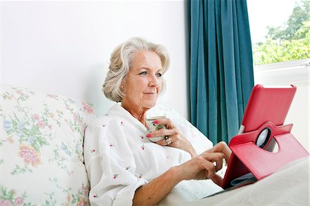 Senior woman using digital tablet while having coffee on bed at home Stockbilder - Premium RF Lizenzfrei, Bildnummer: 693-07444520