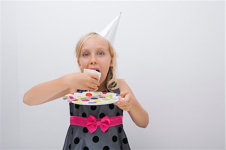Portrait of cute girl eating birthday cake slice at table in house Stockbilder - Premium RF Lizenzfrei, Bildnummer: 693-07455869