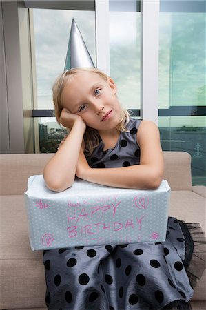 simsearch:693-07455882,k - Portrait of sad girl with birthday gift sitting on sofa at home Stockbilder - Premium RF Lizenzfrei, Bildnummer: 693-07455870