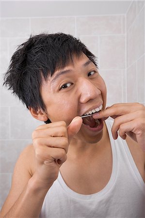 simsearch:693-07455939,k - Portrait of mid adult man flossing his teeth in bathroom Stockbilder - Premium RF Lizenzfrei, Bildnummer: 693-07455935