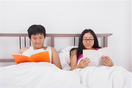 simsearch:693-07455946,k - Asian couple reading books in bed Foto de stock - Sin royalties Premium, Código: 693-07455945