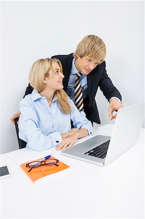 simsearch:693-07455974,k - Businesspeople discussing over laptop at desk in office Stockbilder - Premium RF Lizenzfrei, Bildnummer: 693-07455985