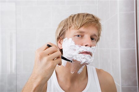 shaving - Portrait of mid-adult man shaving in bathroom Photographie de stock - Premium Libres de Droits, Code: 693-07456068