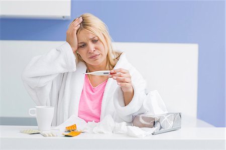 polen - Young woman suffering from cold checking tempereature Foto de stock - Sin royalties Premium, Código: 693-07456350