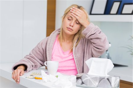 Young woman suffering from headache and cold Foto de stock - Sin royalties Premium, Código: 693-07456353