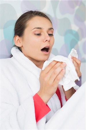 estornudar - Young woman suffering from cold sneezing at home Foto de stock - Sin royalties Premium, Código: 693-07456398