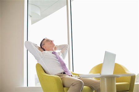 relax - Mature businessman relaxing in lobby Photographie de stock - Premium Libres de Droits, Code: 693-07542171