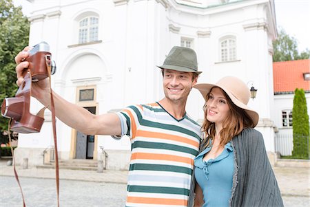 Tourist couple taking self portrait outside St. Casimir Church, Warsaw, Poland Photographie de stock - Premium Libres de Droits, Code: 693-07542198