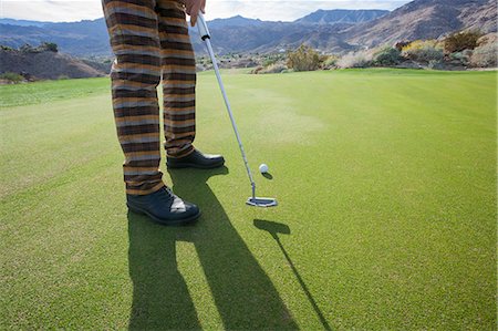 Low section of senior male golfer playing at golf course Photographie de stock - Premium Libres de Droits, Code: 693-07672536