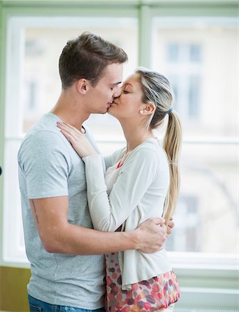 Passionate couple kissing in house Foto de stock - Sin royalties Premium, Código: 693-07672555