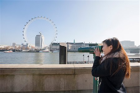 simsearch:693-07542370,k - Young woman looking at London Eye through stationary viewer at London, England, UK Foto de stock - Royalty Free Premium, Número: 693-07672573