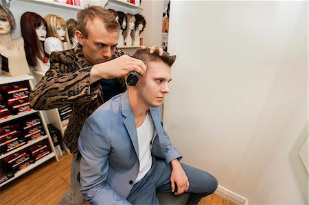 Barber shaving male customer's hair in shop Foto de stock - Sin royalties Premium, Código: 693-07672600