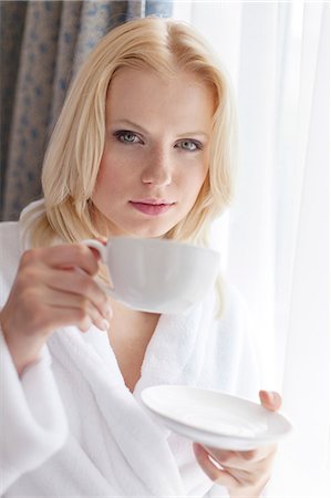 simsearch:693-07456337,k - Portrait of attractive young woman in bathrobe drinking coffee at hotel room Photographie de stock - Premium Libres de Droits, Code: 693-07672726