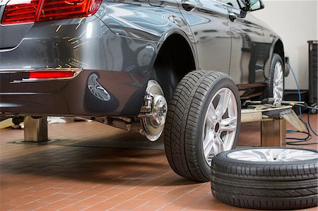 floor of a store - Car and tires at repair shop Stock Photo - Premium Royalty-Free, Code: 693-07672921