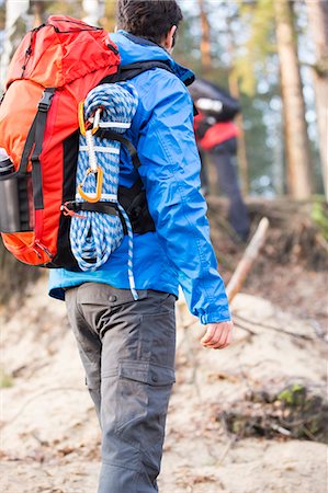 randonneur (homme et femme) - Rear view of male hiker with backpack standing in forest Photographie de stock - Premium Libres de Droits, Code: 693-07672997